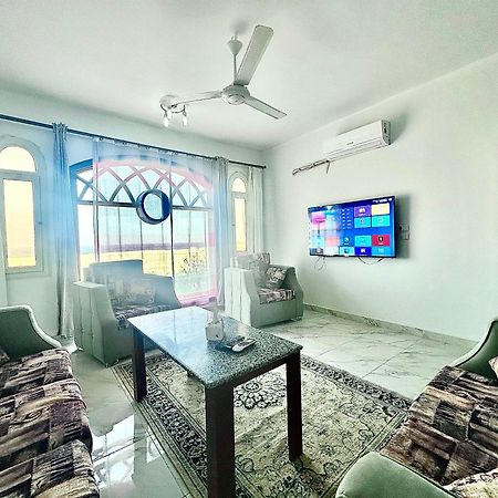 German Dolphin Apartment El Qoseir Екстериор снимка